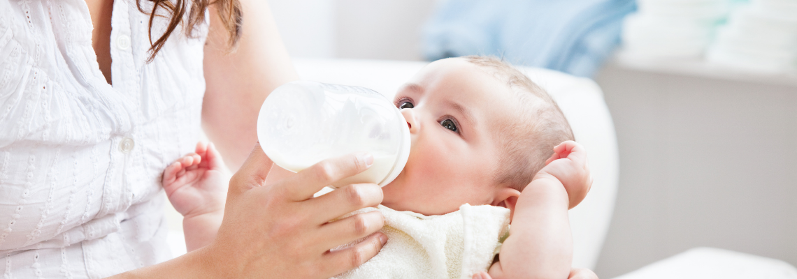 https://www.healthypregnancy.com/wp-content/uploads/2020/09/helpful-bottle-feeding-positions-and-tips-for-new-parents.png